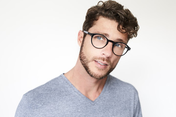 Obraz premium Handsome dude in grey looking at camera