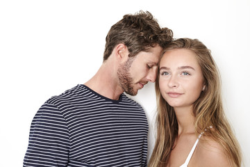 Obraz premium Young couple ins studio, looking away