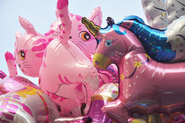 Kirmesballons, riesiges Einhorn und Katzen
