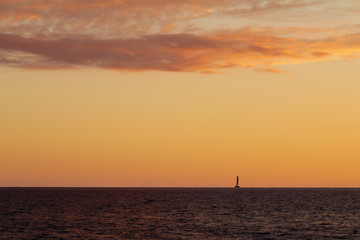 Naklejka na ściany i meble bateau sur l'océan au coucher du soleil