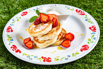 pancakes with strawberries