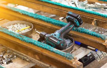 Production of pvc windows, tools for assembling frames and pvc windows, screwdriver