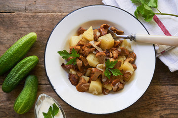 Baked potatoes with chanterelle mushrooms in a bowl