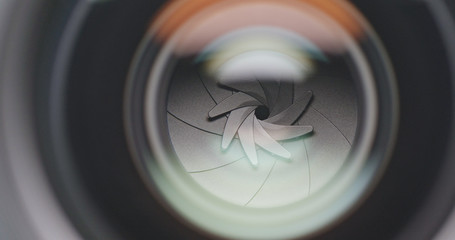 Adjusting aperture on camera lens