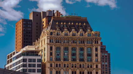 Fototapeta premium Contraste d'architecture à Manhattan
