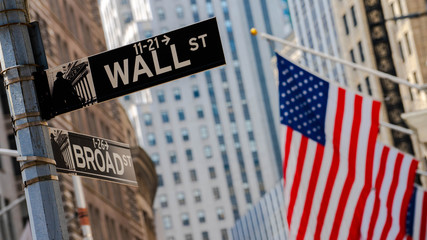 Wall Street et drapeau américain