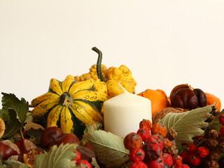 Żółta i pomarańczowa dynia ozdobna z jarzębiną i białą świecą - dekoracja do każdego  wnętrza - jesienna ozdoba na halloween na białym tle