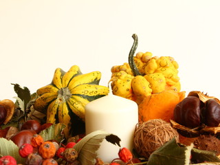 Kolorowe dynie ozdobne z białą świeczką z jarzębiną - wyjątkowa dekoracja wnętrza - jesienna ozdoba na halloween na białym tle