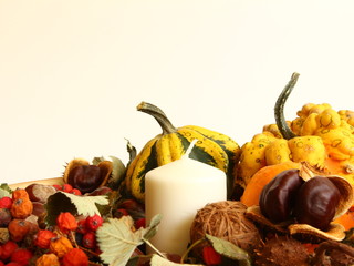 Kolorowe dynie ozdobne z białą świecą - dekoracja do nowoczesnego wnętrza - jesienna ozdoba na halloween na białym tle © Cezzar