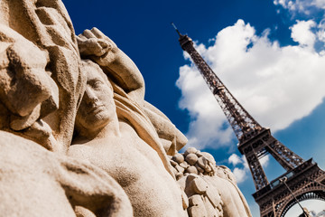 Statue devant la tour Eiffel