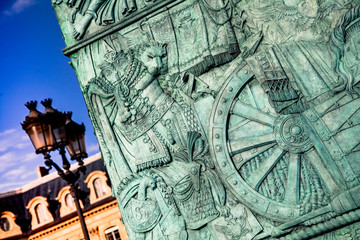 D&eacute;tails de sculpture Ob&eacute;lisque place Vend&ocirc;me