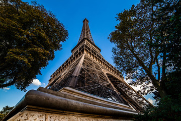 Tour Eiffel en contre plong&eacute;e