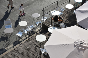 Fototapeta na wymiar Terrasse aux tables rondes en été à Paris