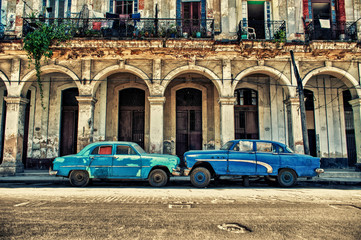 Fototapeta na wymiar view of a street in Havana with old cars parked