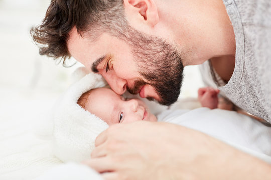 Vater kuschelt zärtlich mit seinem Baby