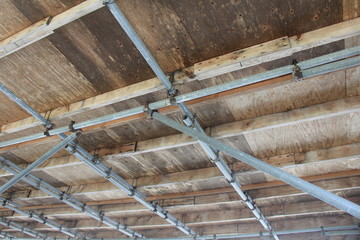 木製パネルと単管で組まれた仮設の屋根