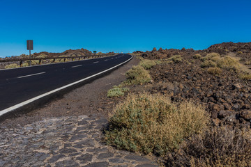 Straße durch den Teide-Nationalpark auf Teneriffa