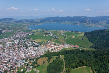 Fototapeta na wymiar Luftaufnahme der Gemeinde Einsiedeln mit Kloster und Sihlsee