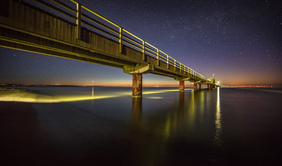 Fototapeta premium seebrücke unter sternhimmel