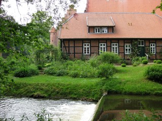 Fototapeta na wymiar Fachwerkhaus am Teich