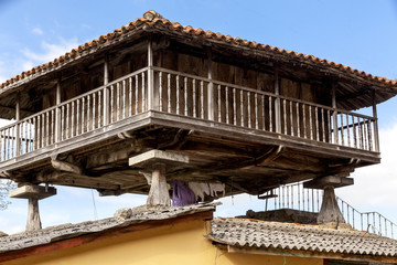 Fototapeta na wymiar Hórreo, típica construcción de Asturias para guardar la cosecha
