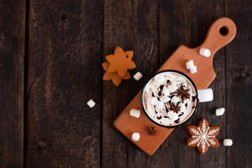 Mug de chocolat chaud ou de cacao avec des biscuits de Noël et de la guimauve