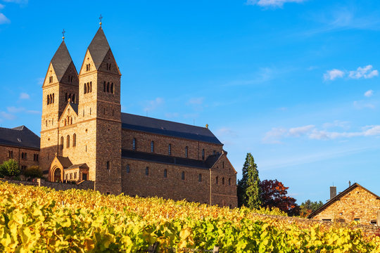 Die Abtei Hildegard im Herbst