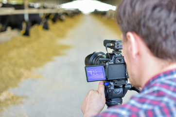 Obraz premium Video camera operator working with his equipment