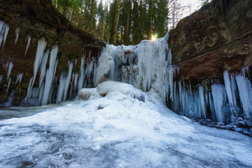 Eiszapfen von einem gefrorenem Wasserfall