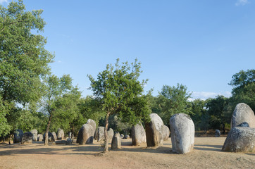 Cromeleque dos Almendres, Évora. Portugal. Cromlech megalítico en el Alentejo, uno de los más importantes conjuntos de menhires de la Península Ibérica. © VicVaz