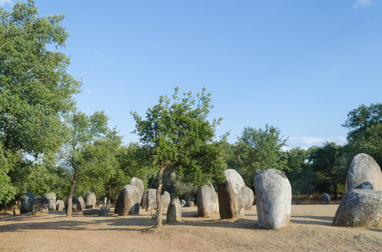 Cromeleque dos Almendres, &Eacute;vora. Portugal. Cromlech megal&iacute;tico en el Alentejo, uno de los m&aacute;s importantes conjuntos de menhires de la Pen&iacute;nsula Ib&eacute;rica.