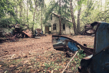 Waldhütte auf einem Schrottplatz