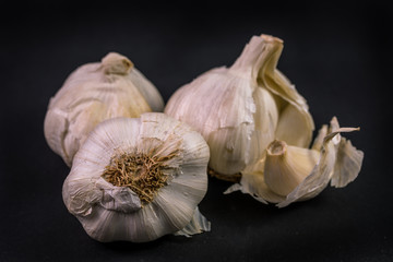 Knolle Knoblauch Makro isoliert auf schwarz
