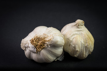 Knolle Knoblauch Makro isoliert auf schwarz
