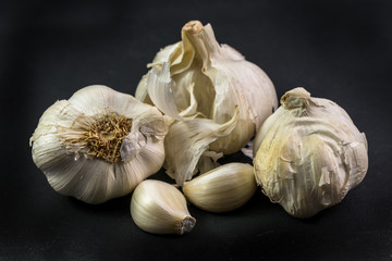 Knolle Knoblauch Makro isoliert auf schwarz
