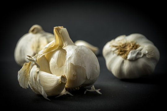 Knolle Knoblauch Makro isoliert auf schwarz
