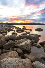 Fototapeta na wymiar Felsiges Ufer an einem See in Schweden