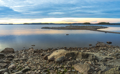 Fototapeta na wymiar Ruhige Abendstimmung am See in Schweden