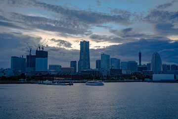 Obraz premium Cloudy Sunset at Minatomirai, Yokohama, Japan みなとみらいの曇り気味の夕焼け