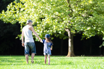 Fototapeta premium 公園で遊ぶ父と娘