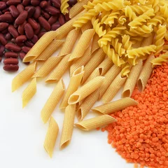 Foto op Plexiglas kruidenierswaren / droge bulkproducten: granen en peulvruchten (pasta, rode bonen en rode linzen) © Artiloo