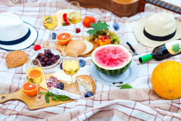 Summer Picnic Basket on the Green Grass. Food and drink concept. Friends Party time
