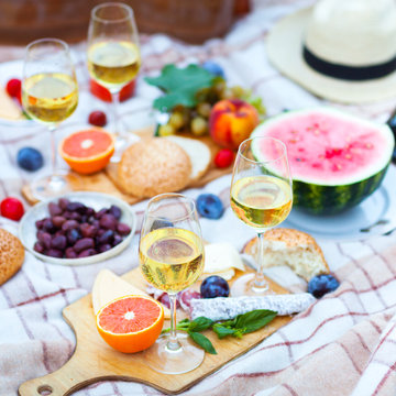 Summer Picnic Basket on the Green Grass. Food and drink concept. Friends Party time