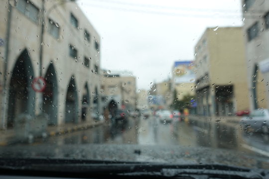 Verschwommenes Straßenbild - Regenwetter - Stadt - Amman