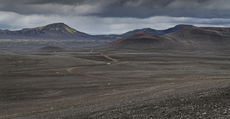 Landmannalaugar - vulkanische Landschaft mit bunten vulkanischen Bergen und einer Strasse auf der...