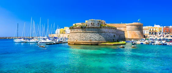 Fototapete Stadt am Wasser Wahrzeichen Italiens - Küstenstadt Gallipol in Apulien. Blick auf den alten Hafen mit Burg.