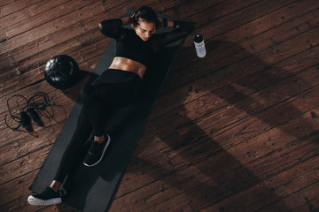 Female doing abs workout at the gym - obrazy, fototapety, plakaty