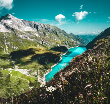 Gro&szlig;er See in den Alpen in &Ouml;sterreich mit Bergen ringsum bei guten Wetter im Sommer