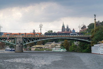 Obraz premium ponte a praga in una giornata nuvolosa