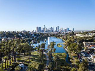 Dronezicht op Echo Park en de LA Skyline